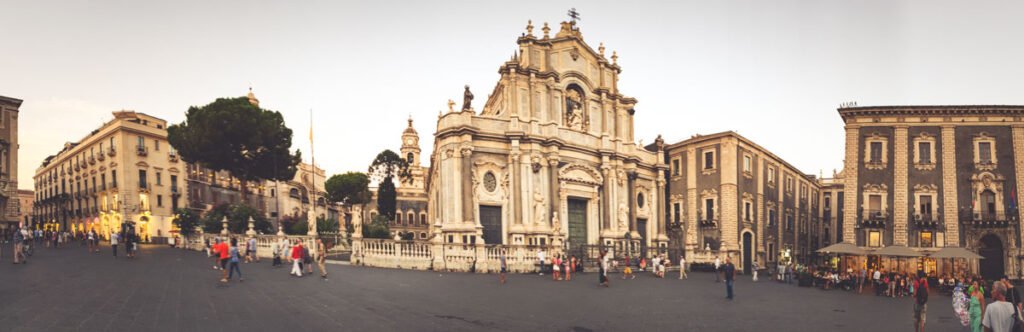 Der zentrale Domplatz und Beginn der Via Etnea in Catania